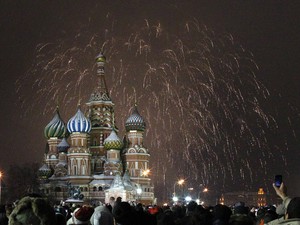 Fogos explodem sobre a catedral de St. Basil, na Praça Vermelha de Moscou, na Rússia, na celebração da virada do ano no país.  (Foto: Reuters/Mikhail Voskresensky)