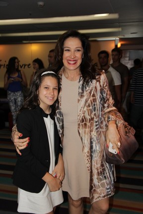 Claudia Raia e a filha Sophia em teatro no Rio (Foto: Rodrigo Sauzo/ Ag. News)