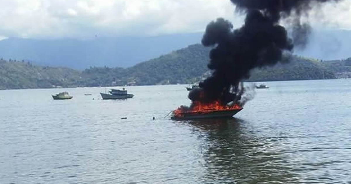 Lancha pega fogo no mar de Angra dos Reis, na Costa Verde do RJ - Globo.com