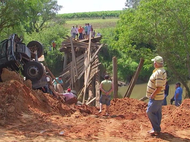 Moradores dizem que estrutura estava prestes a cair há anos (Foto: Reprodução/ TV TEM)