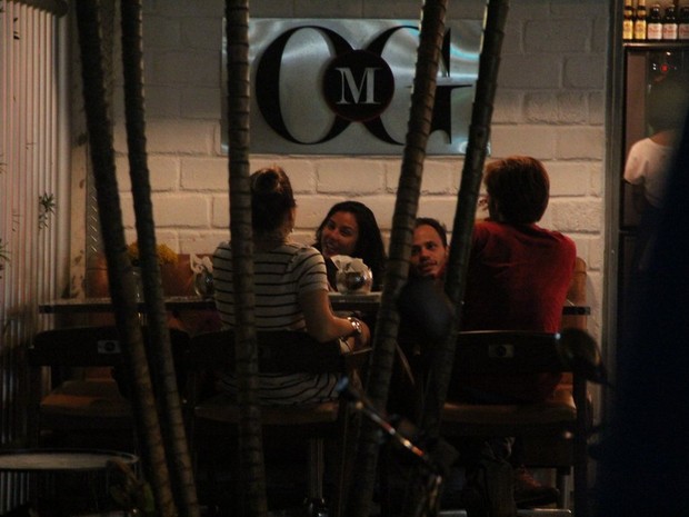 Yanna Lavigne com amigos em restaurante na Zona Sul do Rio (Foto: Rodrigo dos Anjos/ Ag. News)
