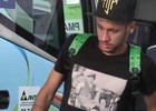 Neymar chega mancando à Granja Comary (Reprodução)