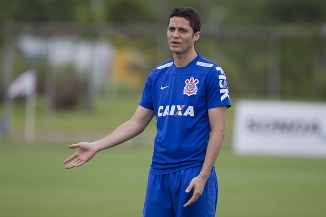 Diretor do Corinthians esfria interesse em Anderson Martins: 