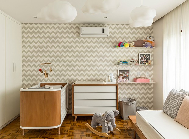 Pelúcias, quadrinhos e outras peças delicadas ganharam lugar de destaque nas prateleiras deste quarto de bebê projetado pelo escritório FGMF Arquitetos. (Foto: Edu Castello/Editora Globo)