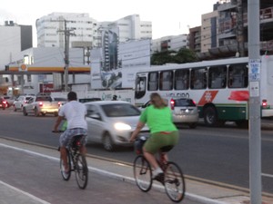 ciclistas na orla (Foto: Fabiana De Mutiis/G1)