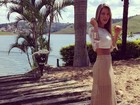 Ex-BBB Adriana usa modelito de barriguinha de fora para casamento