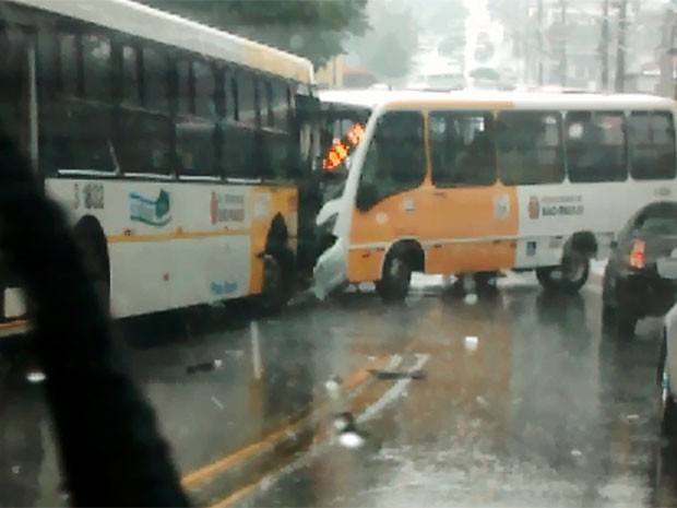 Acidente entre ônibus e micro-ônibus deixam feridos na Zona Leste de São Paulo (Foto: Danilo Celes dos Santos/VC no G1)