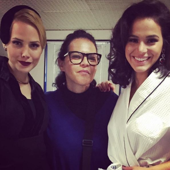 Bruna Marquezine nos bastidores da minisserie Nada Será Como Antes (Foto: Instagram / Reprodução)