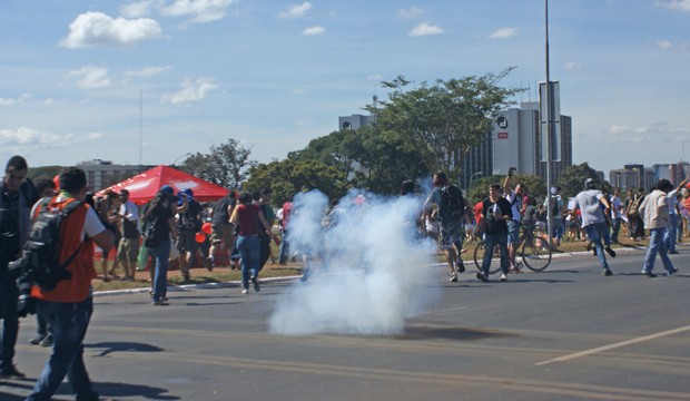 Fumaça de bomba de gás lacrimogênio que explodiu entre manifestantes (Foto: Vianey Bentes / TV Globo)