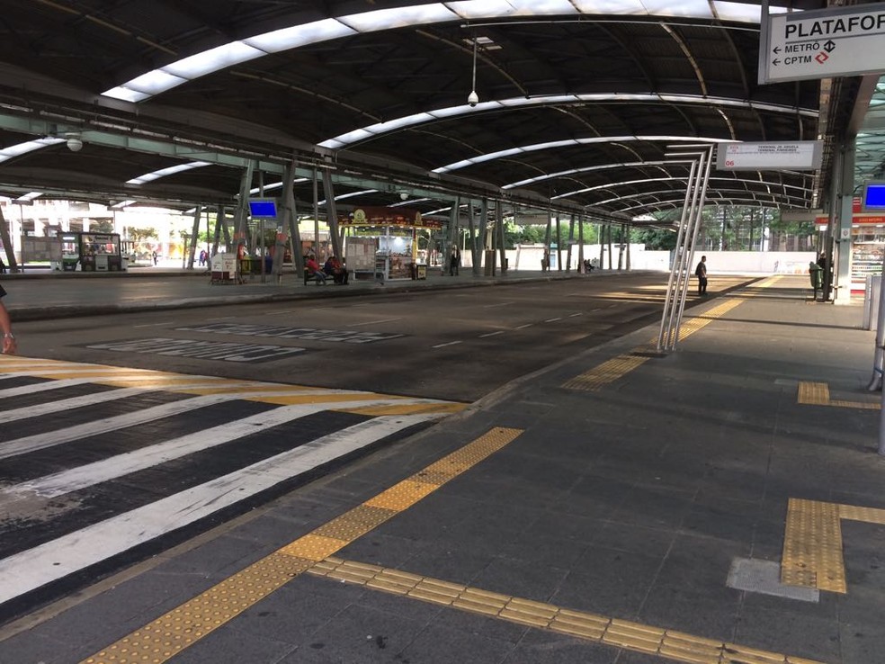 Terminal Pinheiros está vazio nesse dia de paralisação (Foto: Paula Paiva Paulo/G1)