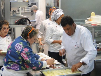 Chefs Beth Beltrão e Ivo Faria preparam pratos para o coquetel de lançamento (Foto: Renato Lobato/Arquivo Pessoal)