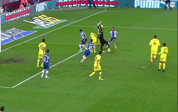 goleiro-villareal-cai-de-mal-jeito_repro