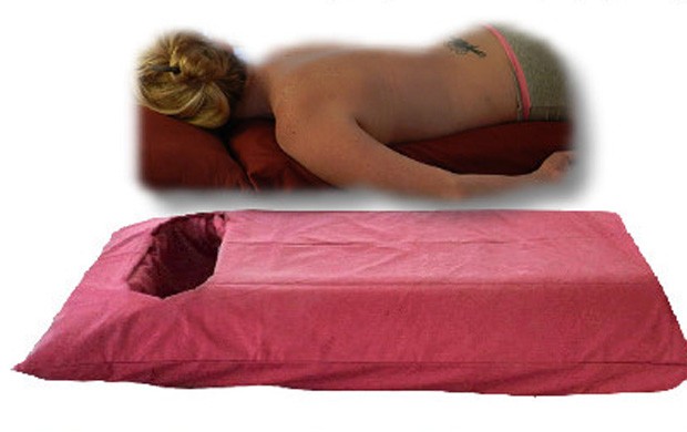 Produto 'acomoda' seios das mulheres, evitando desconforto na hora de deitar de bruços (Foto: Divulgação/Comfy Breasts)
