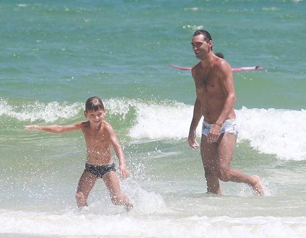 Giba com a mulher, Maria Luiza e o filho, Patrick se divertem na praia da Barra da Tijuca (Foto: Dilson Silva/AgNews) Giba com a mulher, Maria Luiza e o filho, Patrick se divertem na praia da Barra da Tijuca (Foto: Dilson Silva/AgNews)