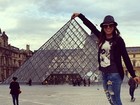 Anitta curte dia de folga em Paris e brinca com a pirâmide do Louvre