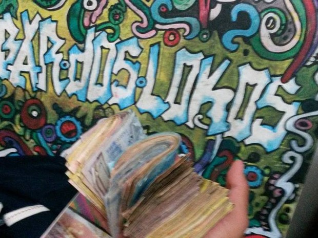 Jovem preso em Sorocaba ostentava dinheiro do tráfico nas redes sociais (Foto: Reprodução/Facebook)
