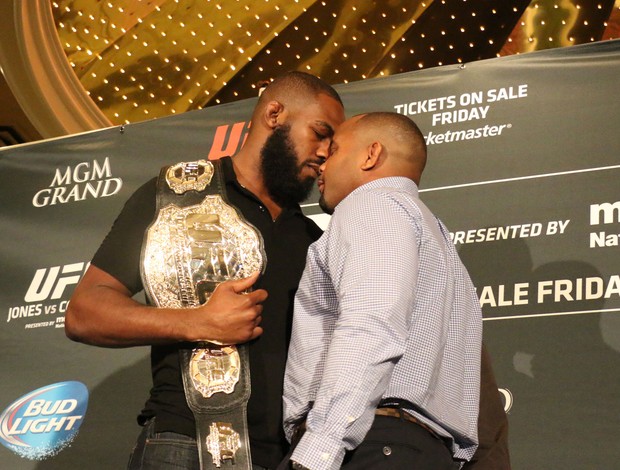 Jon Jones x Cormier briga pesagem UFC (Foto: Evelyn Rodrigues)
