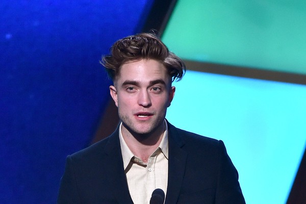 Conhecido por interpretar Edward Cullen em ‘Crepúsculo’, Robert Pattinson surpreendeu ao cantar em duas faixas da trilha sonora do longa. Além disso, o ator também compõe suas próprias músicas (Foto: Getty Images)
