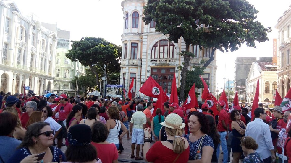 Manifestantes se reuniram no Centro do Recife para exigir a saída de Temer (Foto: Marina Meireles/G1)