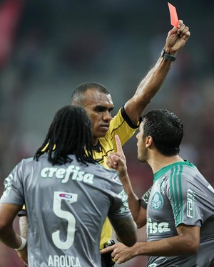 Marsiglia vê irregularidade em terceiro gol do Atlético-PR contra o Palmeiras