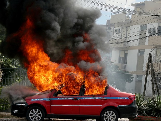 Táxi pegou fogo em avenida de Porto Alegre (Foto: Joel Vargas/Divulgação)