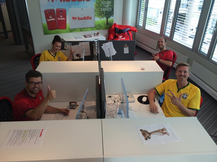 Equipe do Kuddle celebra versão em português do 'Instagram para crianças' (Foto: Reprodução/Facebook/Kuddle) Equipe do Kuddle celebra versão em português do 'Instagram para crianças' (Foto: Reprodução/Facebook/Kuddle)