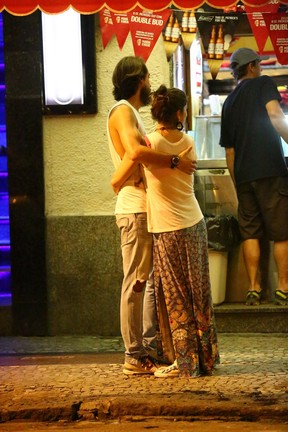 Priscila Fantin e o marido, Renan Abreu, na Zona Sul do Rio (Foto: Wallace Barbosa/ Ag. News)