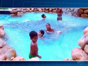 Foto registrou momento em que Gabriel brincava na piscina (Foto: Reprodução/TV Santa Cruz)
