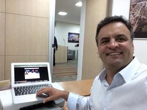 Aécio Neves (PSDB) entrou no Twitter em junho todo sorridente, mas a rede parece tê-lo deixado #xatiado (Foto: Reprodução/Twitter)