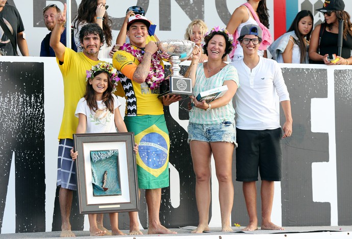 Gabriel Medina e família, podio surfe Pipeline (Foto: Márcio Fernandes / Ag. Estado)
