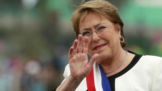 No Chile, a presidente Michelle Bachelet, de 64 anos, viu sua popularidade encolher, pouco depois de retornar ao palácio presidencial La Moneda, em março de 2014 (Foto: AFP) No Chile, a presidente Michelle Bachelet, de 64 anos, viu sua popularidade encolher, pouco depois de retornar ao palácio presidencial La Moneda, em março de 2014 (Foto: AFP)