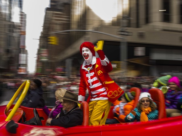 Foto de arquivo mostra Ronald McDonald acenando durante evento em Nova York (Foto: AP Photo/Andres Kudacki)
