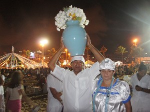 Casal de pais-de-santo veio de Araçagi, Agreste paraibano, para homenager Iemanjá (Foto: Jorge Machado/G1)