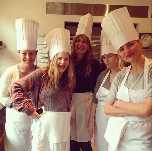 Cameron Diaz, Reese Witherspoon e Drew Barrymore: momento culinária (Foto: Reprodução/Instagram)