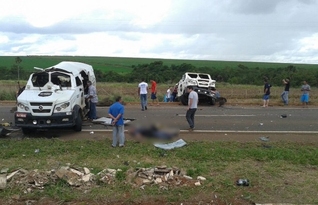 Quadrilha rouba dois carros-fortes na BR-153, entre Morrinhos e Goiatuba, em Goiás (Foto: Reprodução/TV Anhanguera)