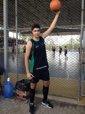 Pivô de 16 anos e com 1,97m de altura se destaca no basquete do Na Rede (Foto: Marina Frossard)