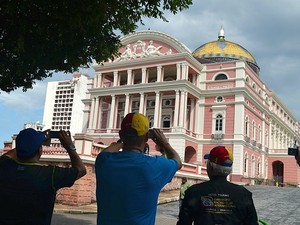 Dezenas de turistas visitam o Teatro Amazonas todos os dias (Foto: Yuri Maciel/G1)