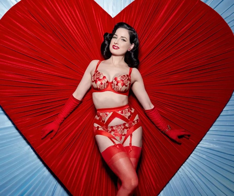 Notícias Dita Von Teese aos tira o fôlego de fãs em ensaio de lingerie Portal do