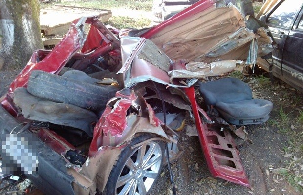 VW Gol se partiu ao meio após colidir contra Chery Cielo na BR-414 (Foto: Divulgação/PRF)