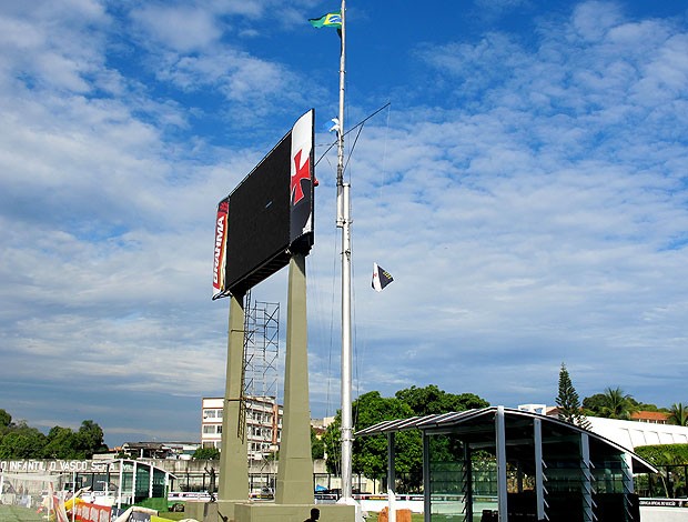 bandeira do Vasco em meio mastro em homenagem para Chico Anysio (Foto: Gustavo Rotstein / Globoesporte.com)