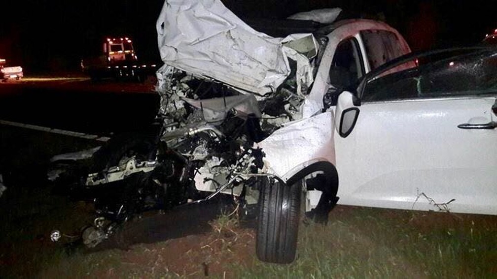 Caminhonete bateu na traseira de um ônibus rural em Promissão  (Foto: J. Serafim Show/ Divulgação )