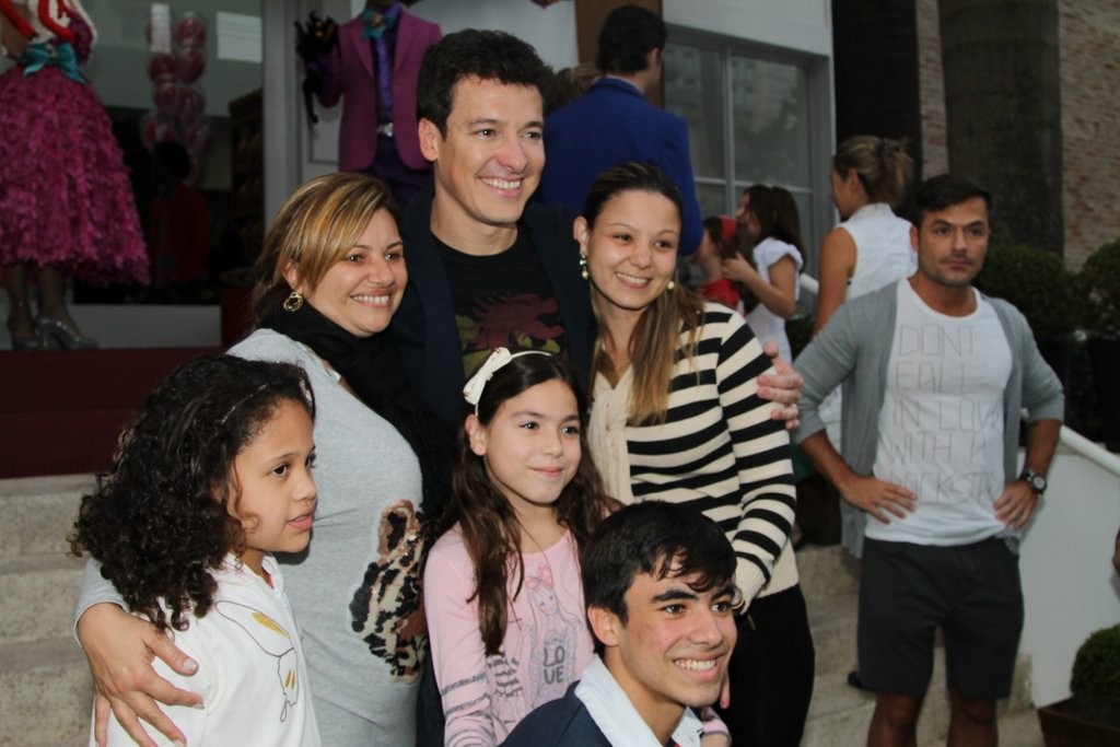 Rodrigo Faro posou com fãs (Foto: Thiago Duran/AgNews) Rodrigo Faro posou com fãs (Foto: Thiago Duran/AgNews)