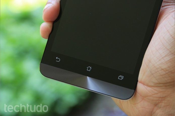 Asus Zenfone 5 vem com Android desatualizado (Foto: Lucas Mendes/TechTudo)