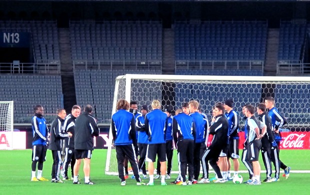 jogadores no treino do Chelsea (Foto: Cahê Mota / Globoesporte.com)