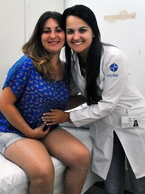 Bárbara (E, na foto) reatou com o namorado após a tragédia e agora comemora gravidez (Foto: Luiza Carneiro/G1)