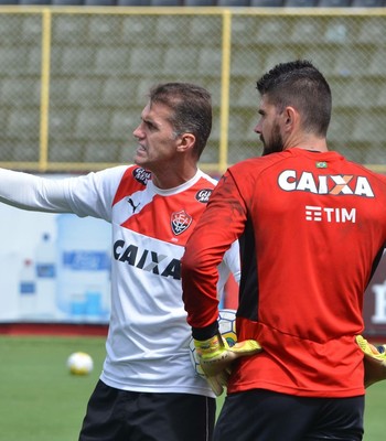 Fernando Miguel e Vagner Mancini conversam durante o treino (Foto: Francisco Galvão / Divulgação / E. C. Vitória)