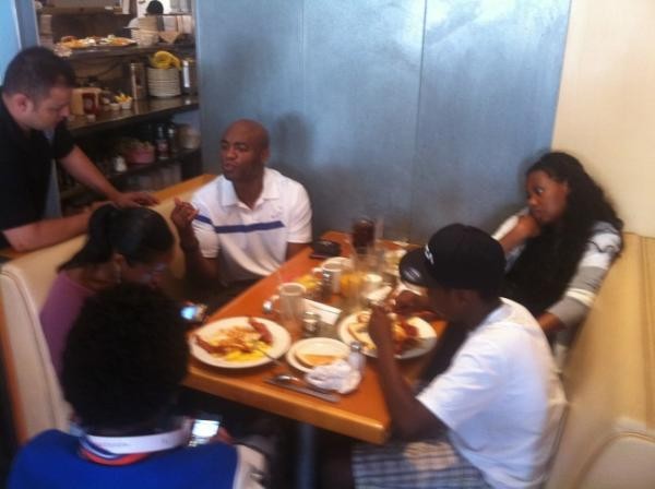 Anderson Silva posta foto comendo ao lado da família (Foto: Reprodução / Twitter)