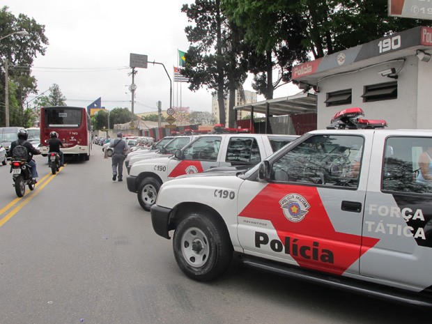 Carros da PM posicionados para deixar sede do 37º Batalhão e cumprir operação (Foto: Paulo Toledo Piza/G1)