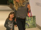 Grazi Massafera vai a shopping com a filha no Rio e dupla dá show de estilo