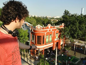 Do terraço, Dinho observa Lia e Gil se beijando  (Foto: Malhação / Tv Globo)